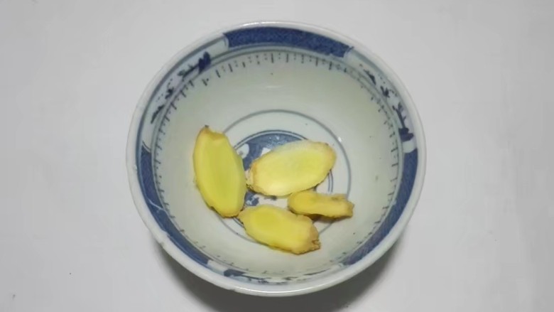 年味+年年有余+外焦里嫩健康饮食的椒香三文鱼骨,<a style='color:red;display:inline-block;' href='/shicai/ 37'>姜</a>切片