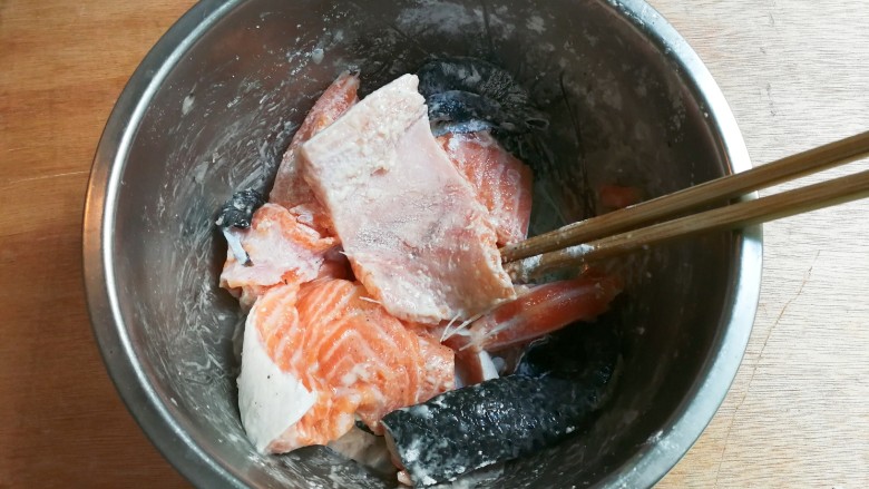 年味+年年有余+外焦里嫩健康饮食的椒香三文鱼骨,拌匀