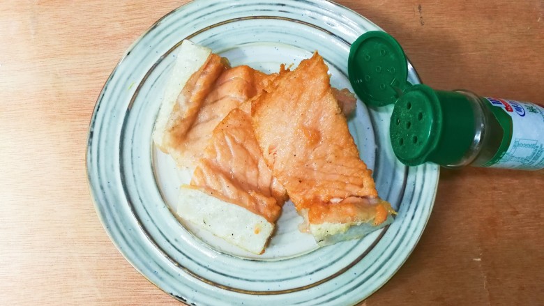 年味+年年有余+外焦里嫩健康饮食的椒香三文鱼骨,撒入少许椒盐