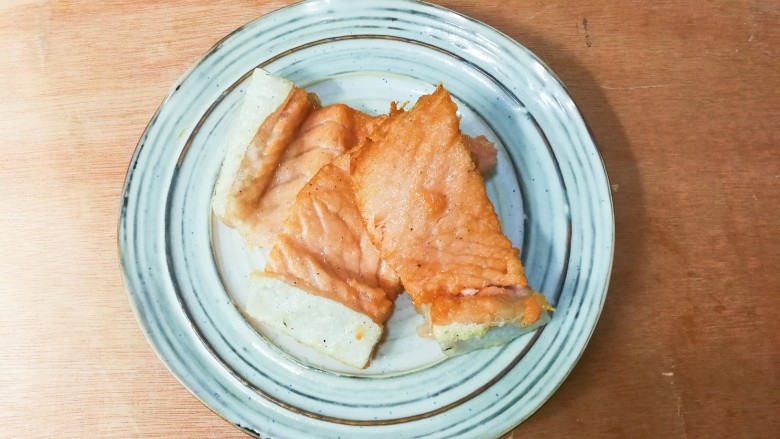 年味+年年有余+外焦里嫩健康饮食的椒香三文鱼骨,盛盘