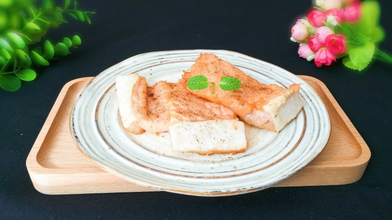 年味+年年有余+外焦里嫩健康饮食的椒香三文鱼骨,太好吃了😁一连吃了几块😍