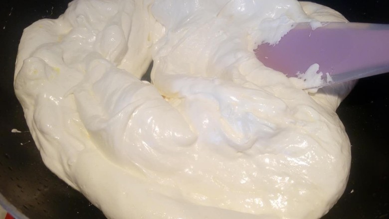 年味~缤纷果干牛轧糖,在制作过程中,全程都要开小火,注意不停翻拌,否则棉花糖容易焦化,水份流失多糖也会过硬。慢慢搅拌黄油和棉花糖至完全混匀,没有多余的黄油。