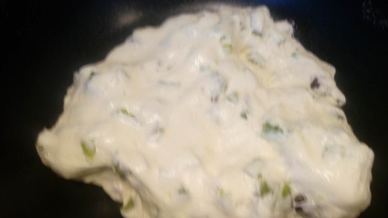 年味~缤纷果干牛轧糖,果干倒进去以后,快速拌匀。