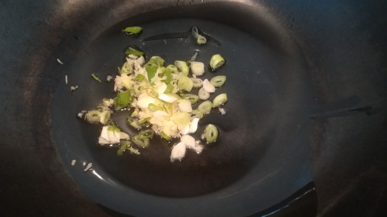 年味~腊肠青菜饭,炒锅开小火,倒入两勺<a style='color:red;display:inline-block;' href='/shicai/ 857'>植物油</a>。小火慢炒出香味。