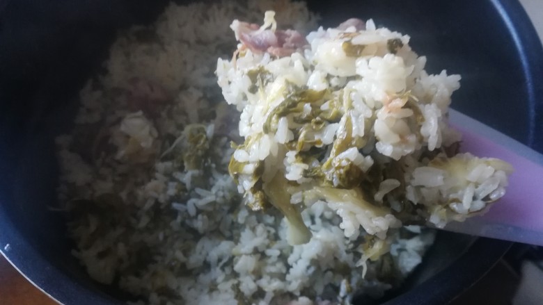 年味~腊肠青菜饭,按下电饭锅的煮饭键,至程序结束。打开锅盖,把饭和菜翻匀,淋入少许<a style='color:red;display:inline-block;' href='/shicai/ 847'>香油</a>,再次按下煮饭键闷5到10分钟。