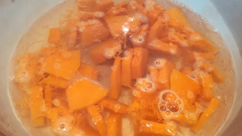 年味~南瓜年糕汤,大火煮开后转小火,煮2分钟左右,南瓜如果切的比较厚,可以适当的延长煮的时间。