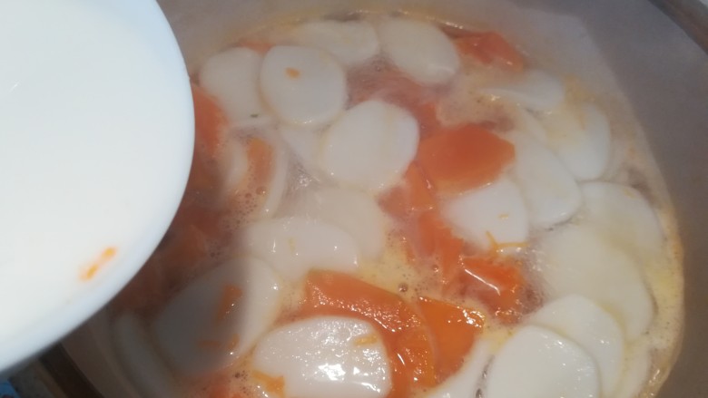 年味~南瓜年糕汤, 锅沸后,保持小火。把事先准备好的水淀粉,慢慢倒入锅中。