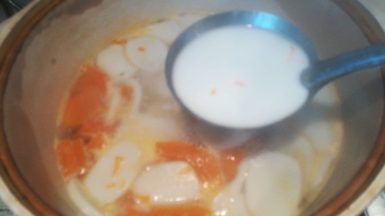 年味~南瓜年糕汤,水淀粉不要一次放的太多。如果汤没有变得稍粘稠且透明,等汤再次煮沸以后,可以再加入少许水淀粉勾芡,直到状态合适,汤变得稍粘稠微微有些透明的感觉,就可以。