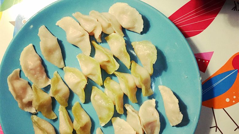 多彩迷你饺子,另一锅饺子青翠碧绿,垂涎欲滴。