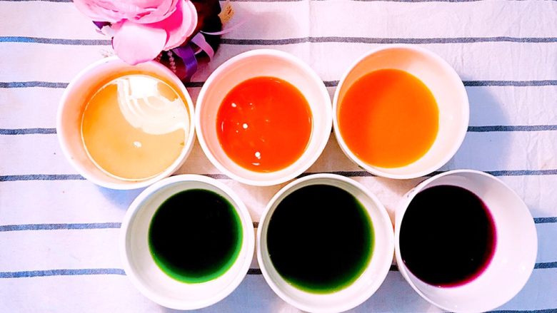 多彩迷你饺子,再将番茄、胡萝卜、 南瓜、芹菜、韭菜和甘蓝分别用食品搅拌器搅碎,经屉布过滤后得到上述蔬菜的蔬菜汁。