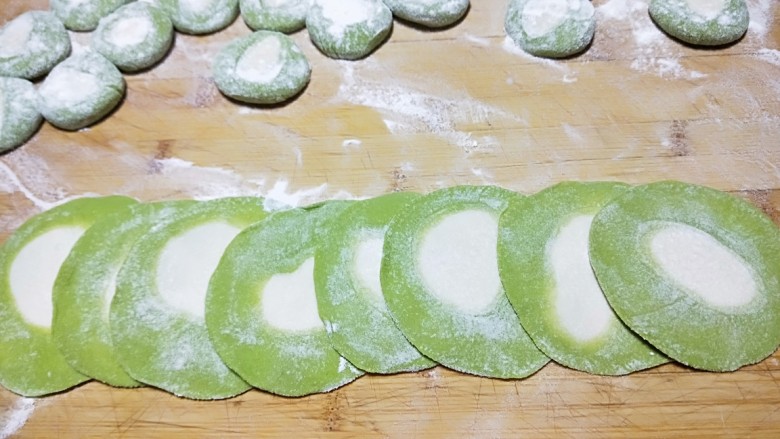 新年第一餐的百财饺子,轧面皮。