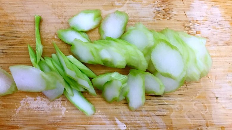 本地菜心蒜香木耳炒腊肠,洗净之后如图所示,斜45°切成薄片