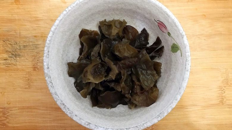 本地菜心蒜香木耳炒腊肠,泡发好的黑木耳去蒂,洗净,撕成小朵,控干水分,备用