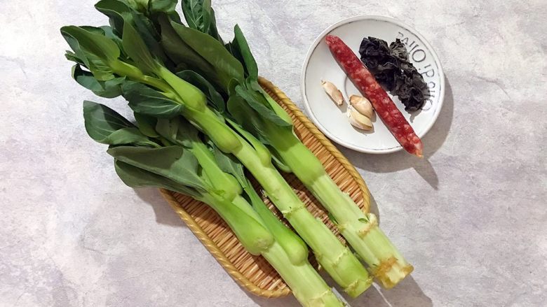 本地菜心蒜香木耳炒腊肠,首先我们准备好所有食材