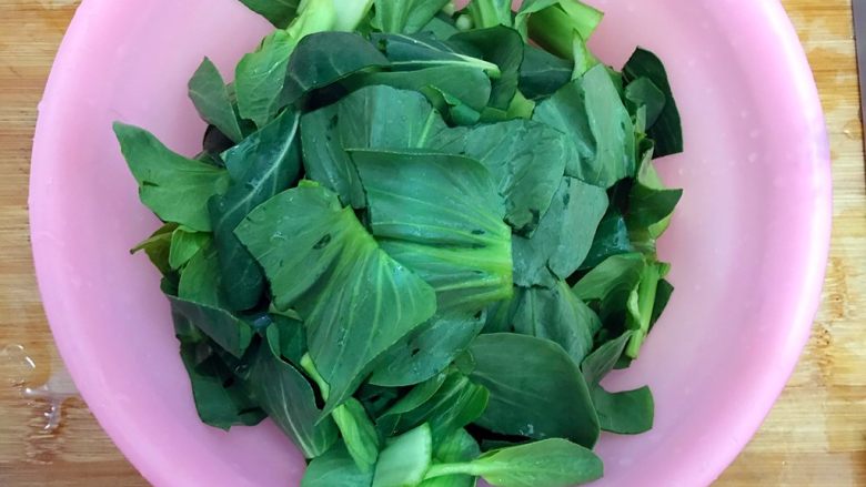 本地菜心蒜香木耳炒腊肠,全部切好,控干水分,备用