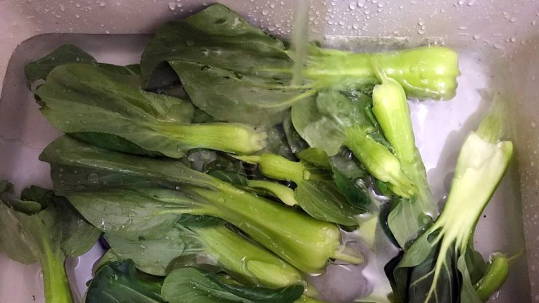 本地菜心蒜香木耳炒腊肠,菜心叶子一瓣一瓣掰下来,用清水浸泡一会儿