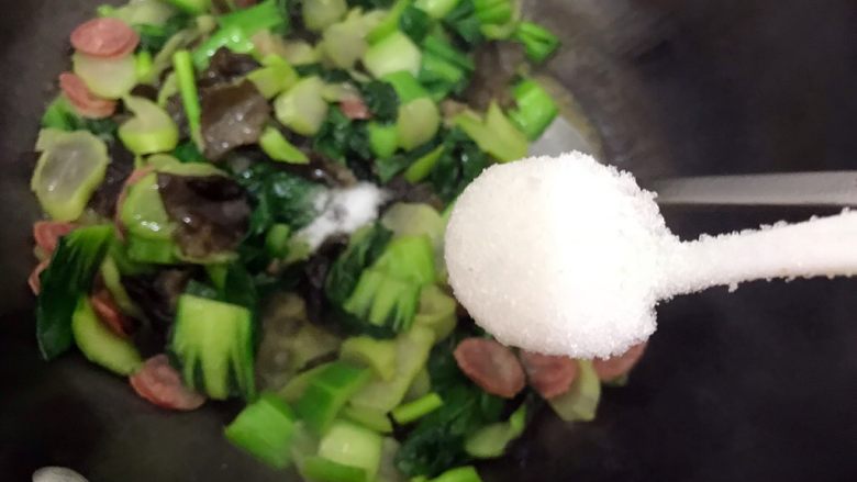 本地菜心蒜香木耳炒腊肠,加一丢丢细砂糖,翻炒均匀,即可