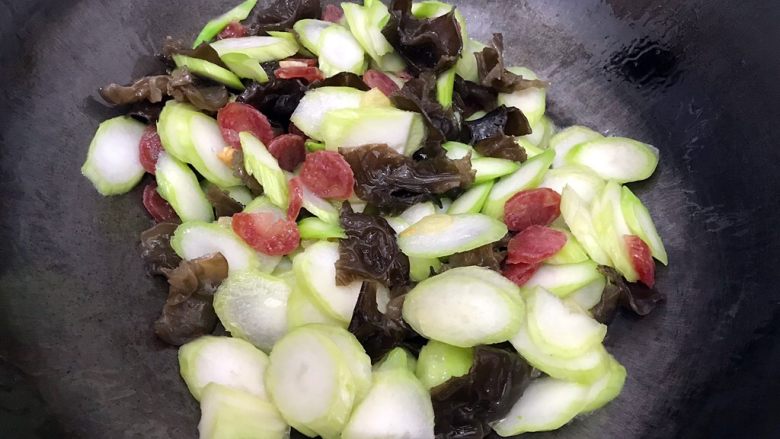 本地菜心蒜香木耳炒腊肠,转大火,翻炒30秒