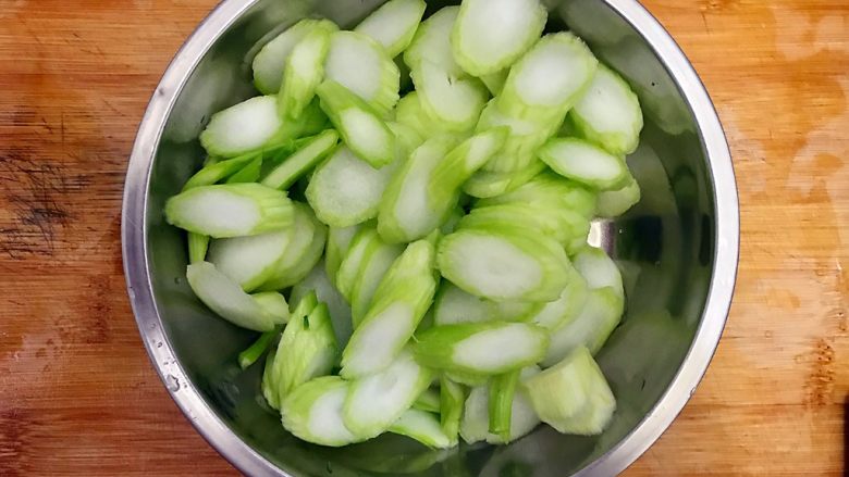 本地菜心蒜香木耳炒腊肠,全部切好,控干水分,备用