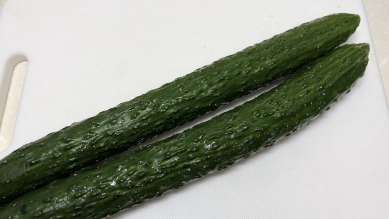 快手凉菜-拍黄瓜,2根<a style='color:red;display:inline-block;' href='/shicai/ 54'>黄瓜</a>洗净,擦干表面水分