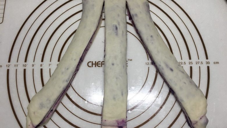 紫薯水立方吐司,切3条,头上一点点不要切断