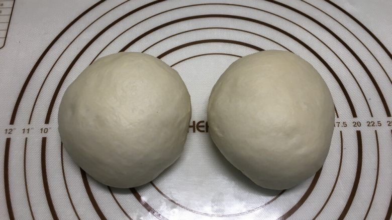 紫薯水立方吐司,面团发酵后排气,一分为二,滚圆