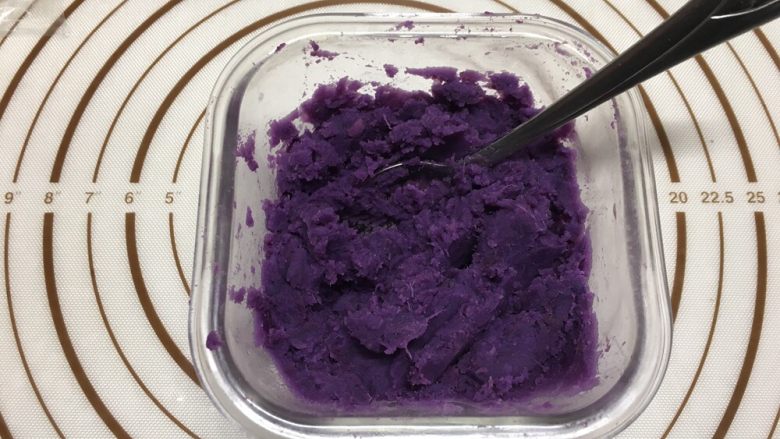 紫薯水立方吐司,紫薯蒸熟,加一点点水搅成泥状