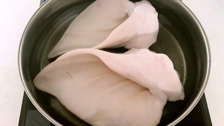 红油猪耳,锅里加入冷水,放入猪耳朵,水开后煮五分钟