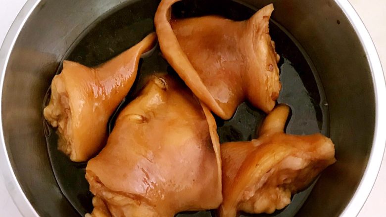 红油猪耳,猪耳酱好了,继续放入锅中浸泡1小时