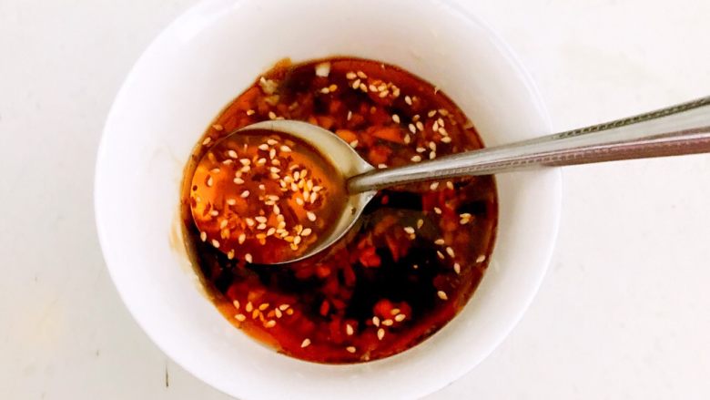 红油猪耳,加入3勺红辣油,调匀,碗汁做好了
