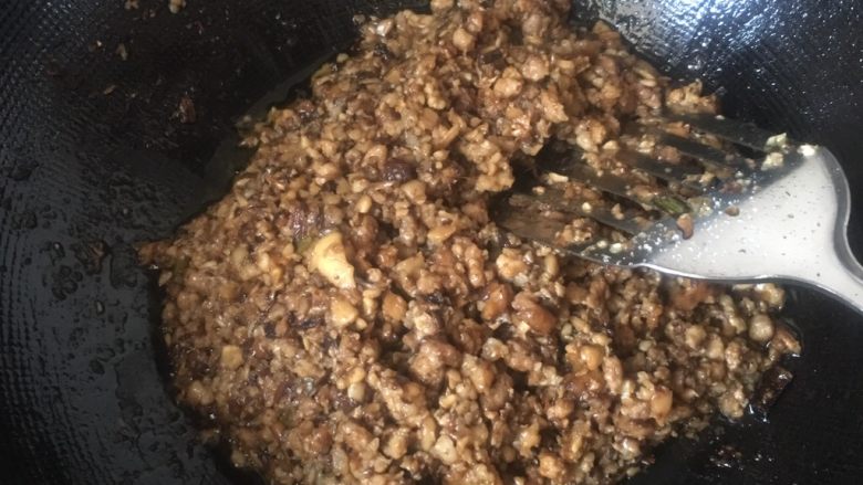 糯米烧卖,放蚝油 盐 糖 生抽(馅料要稍咸)