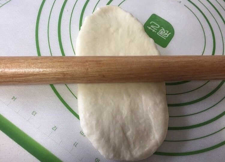 奶油吐司(波兰种),擀成牛舌状。