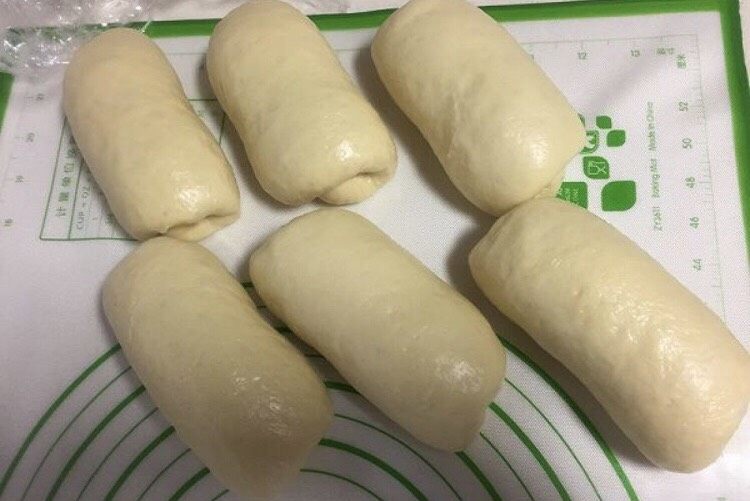 奶油吐司(波兰种),推卷成筒状,依次操作好继续盖保鲜膜静置15分钟。