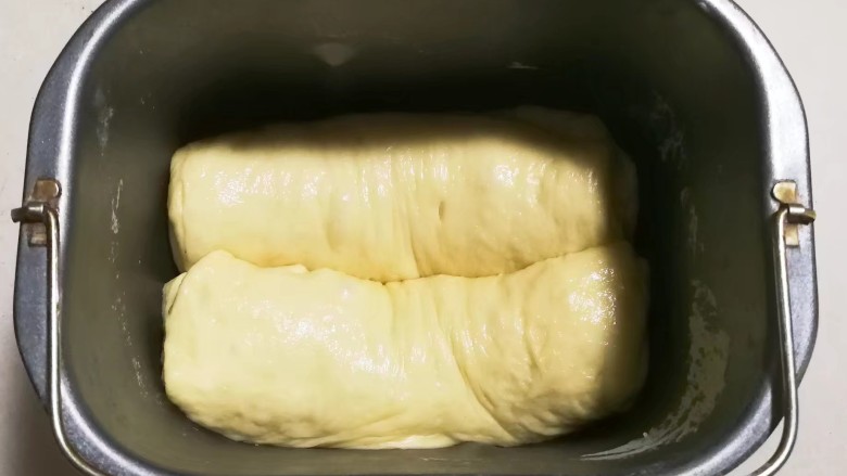 年味+甜甜蜜蜜黄金甜面包,再放入面包机里面,继续完成甜面包工作程序