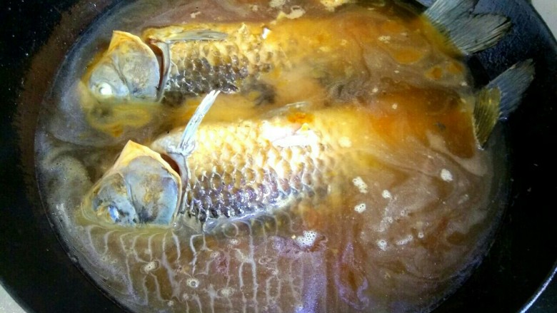 家常鲫鱼,放入适量温水,没过鲫鱼