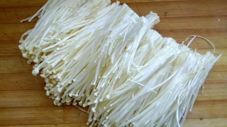 金针菇干豆腐卷,用手撕开,洗净