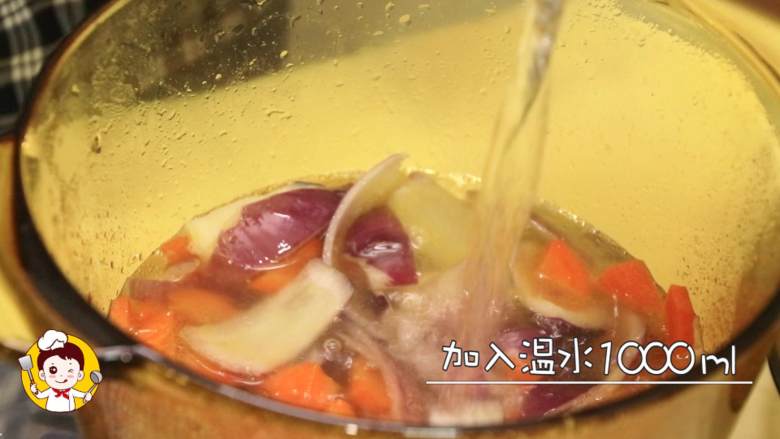 咖喱肥牛乌冬,加入1000ml冷水,大火烧开后,再煮3分钟