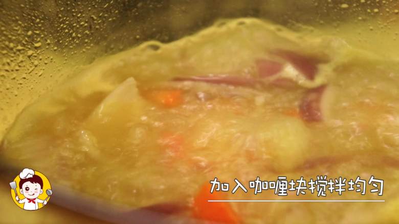 咖喱肥牛乌冬,加入<a style='color:red;display:inline-block;' href='/shicai/ 10650'>咖喱块</a>搅拌均匀,转小火保温慢炖