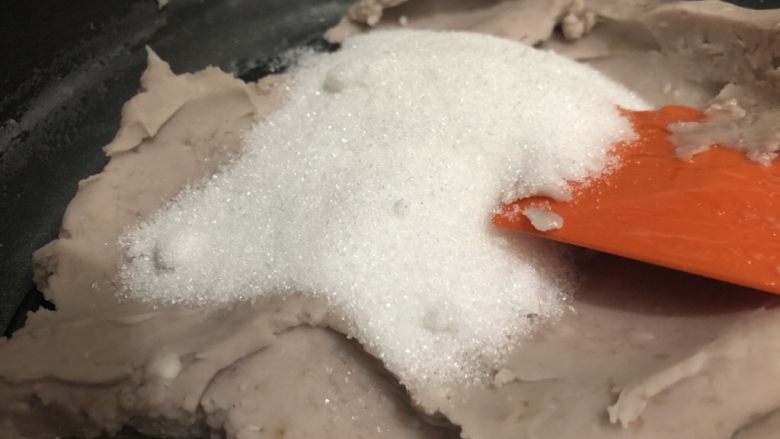 蓝莓芋泥,再把剩下的糖全部加入,翻炒至糖和芋泥完全混合