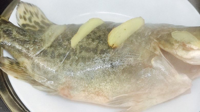 清蒸桂花鱼,锅里烧开水,等水开后放鱼下去蒸