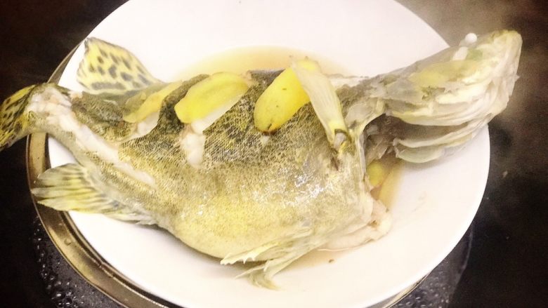 清蒸桂花鱼,蒸15分钟鱼眼发白鼓出就证明熟了,盘里如果鱼汁太多可以倒掉一些