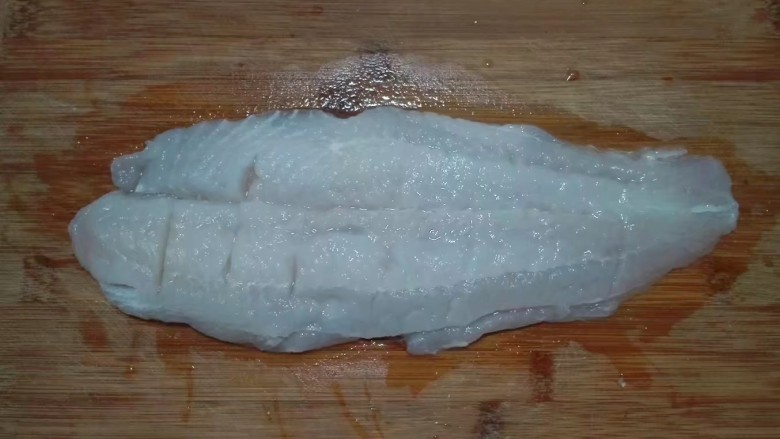 年味+黑珍珠般咸鲜豆豉冷冻巴沙鱼柳,用刀划几道口子