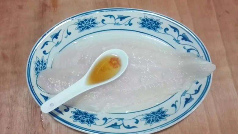 年味+黑珍珠般咸鲜豆豉冷冻巴沙鱼柳,放入一勺<a style='color:red;display:inline-block;' href='/shicai/ 718'>料酒</a>
