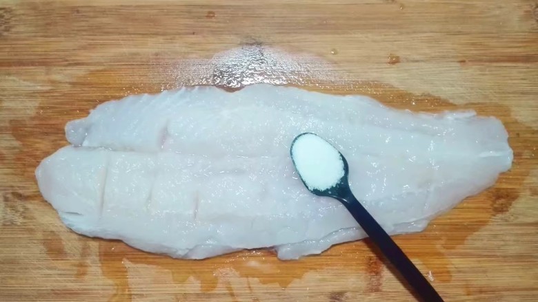 年味+黑珍珠般咸鲜豆豉冷冻巴沙鱼柳,撒一小勺盐腌制十分钟