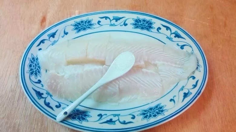 年味+黑珍珠般咸鲜豆豉冷冻巴沙鱼柳,倒掉腌制巴沙鱼渗出水,放少许糖