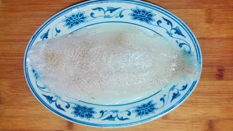 年味+黑珍珠般咸鲜豆豉冷冻巴沙鱼柳,撒少许黑胡椒粉
