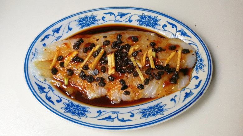 年味+黑珍珠般咸鲜豆豉冷冻巴沙鱼柳,放入姜