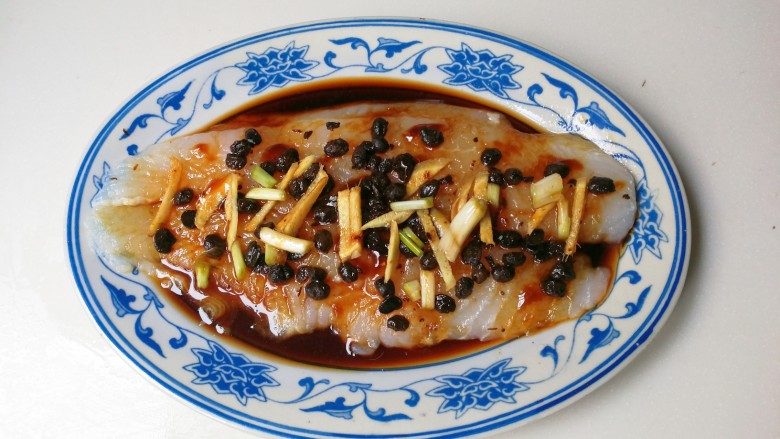 年味+黑珍珠般咸鲜豆豉冷冻巴沙鱼柳,放入葱白