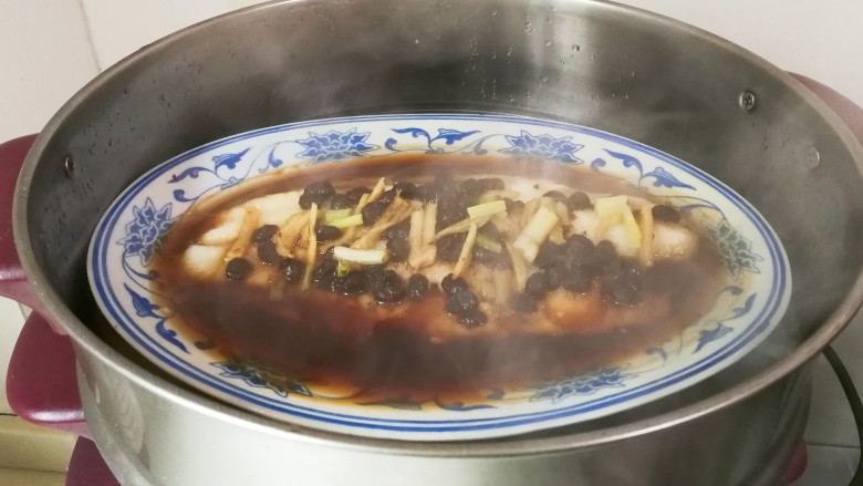 年味+黑珍珠般咸鲜豆豉冷冻巴沙鱼柳,蒸八分钟焖三分钟就可以了