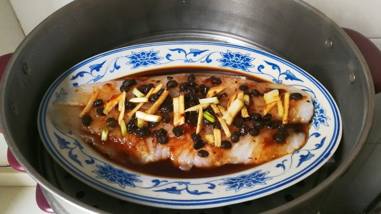 年味+黑珍珠般咸鲜豆豉冷冻巴沙鱼柳,蒸锅烧开放入巴沙鱼